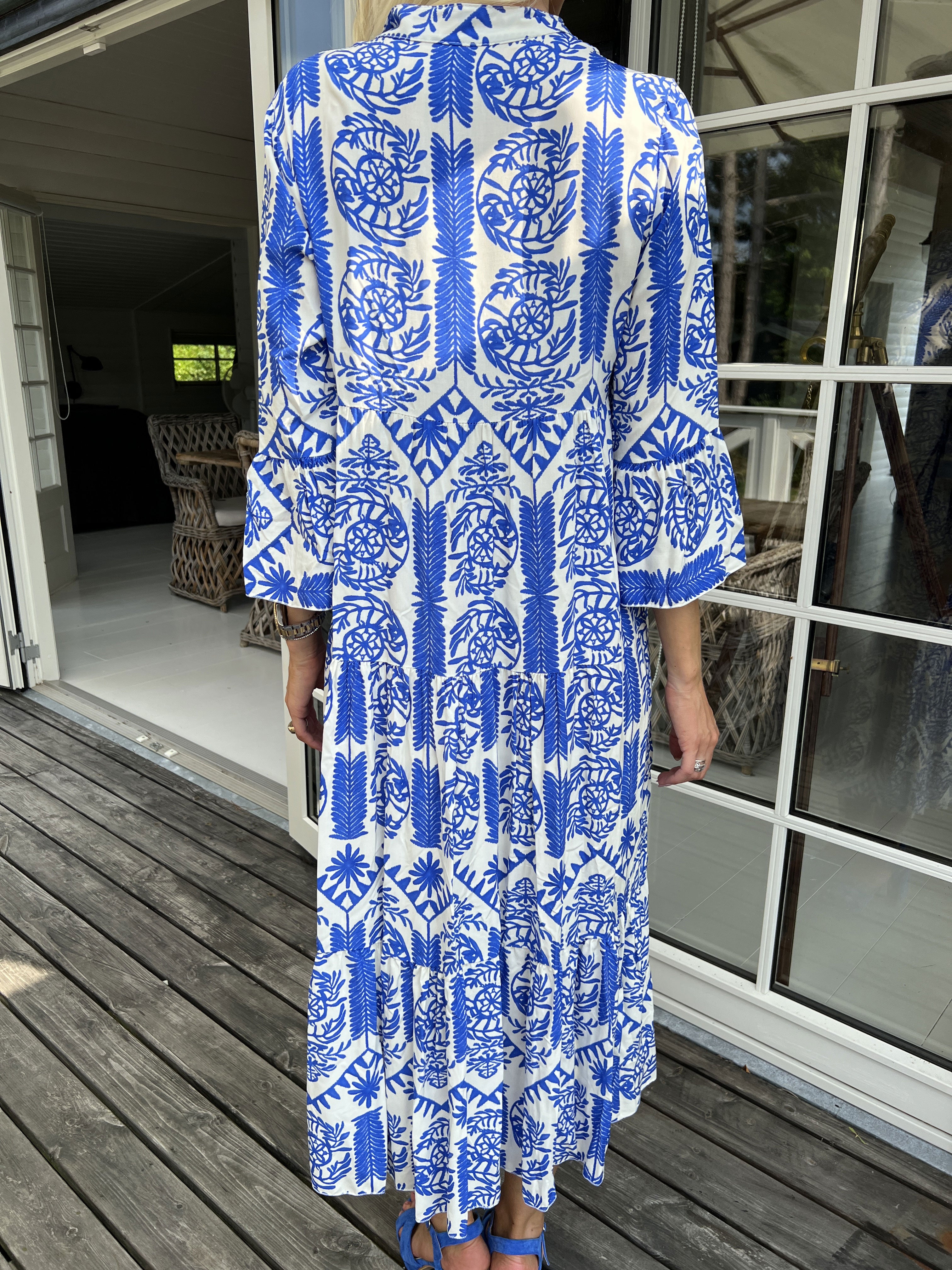 Petra - Lang hvid viscose skjortekjole med farvet mønster